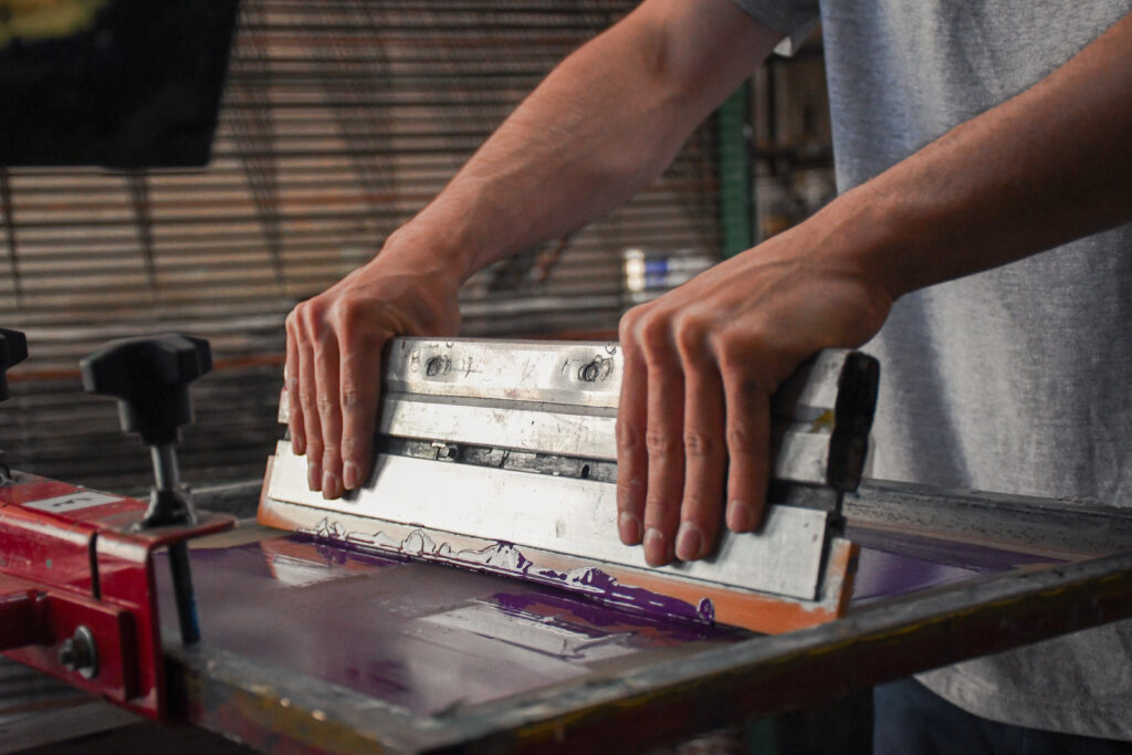 Proceso de impresión de calcomanías en el taller