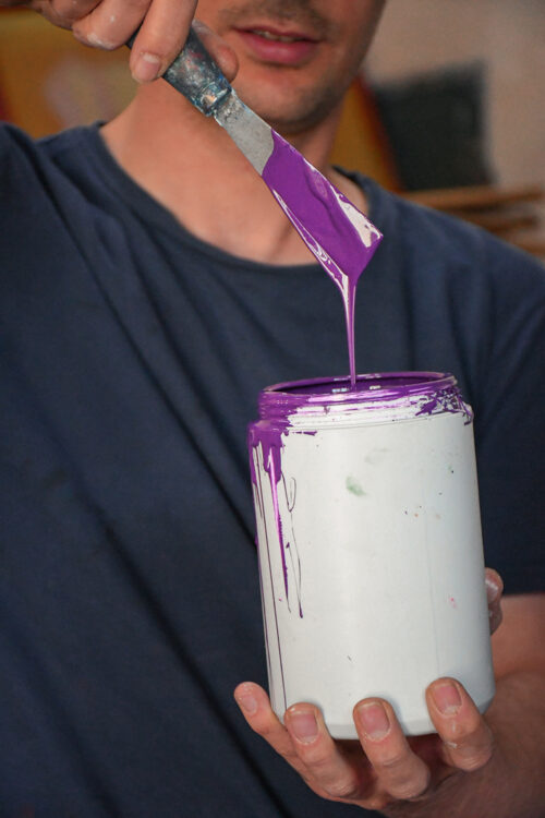 Retrato del serigrafista durante el proceso creativo